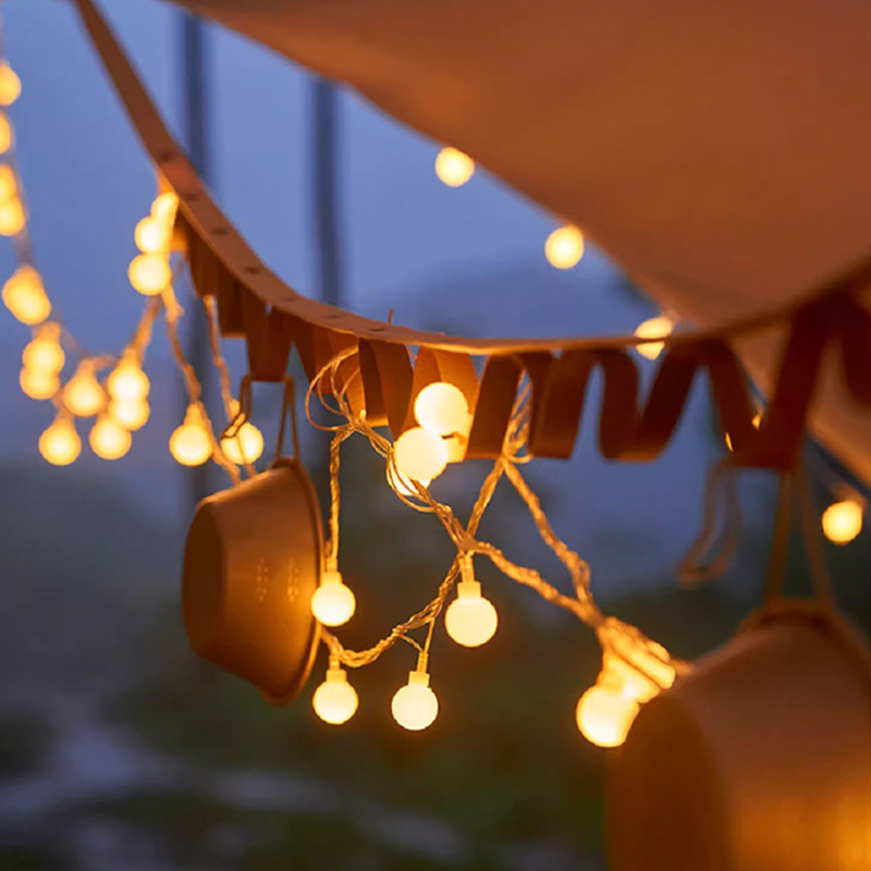 Guirnaldas de luces solares para iluminar las noches en el patio.