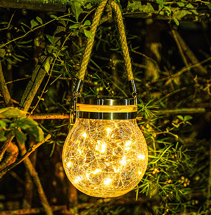 Aprovecha las lámparas solares para crear un ambiente cálido y acogedor en el balcón.