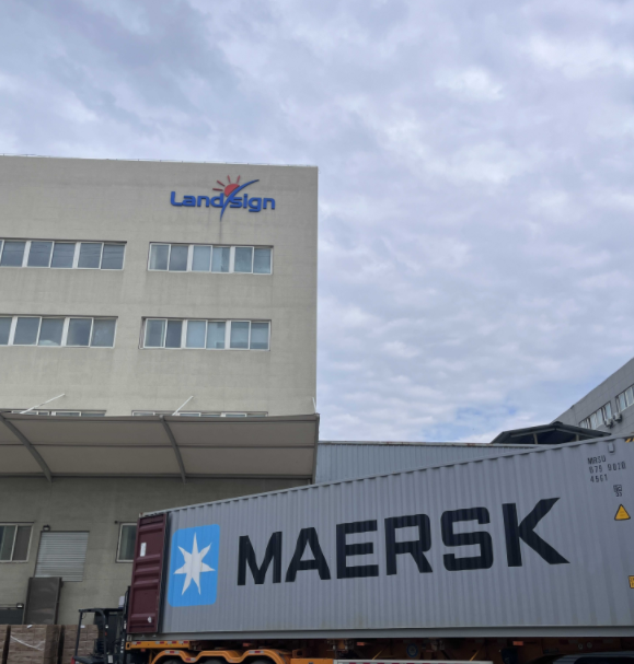 La carga y envío de contenedores temprano en la mañana comienza en Landsign