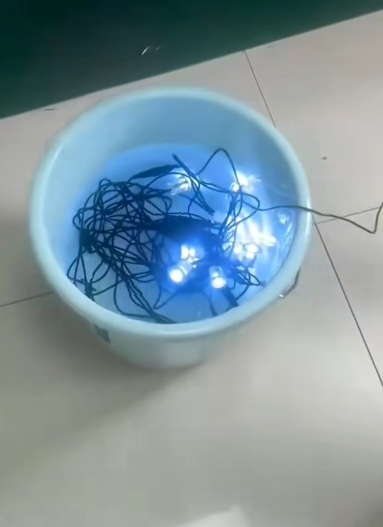 Las bombillas de cubierta se someten a pruebas de impermeabilidad sumergidas en agua