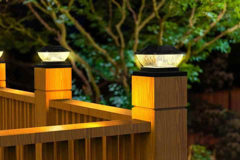 ¿Cómo mejora una luz solar para postes la iluminación exterior y la seguridad de las cercas?